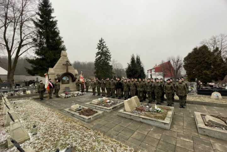 Młodzież należąca do ZS "Strzelec" Limanowa na cmentarzu w Limanowej na kwatery wojskowe