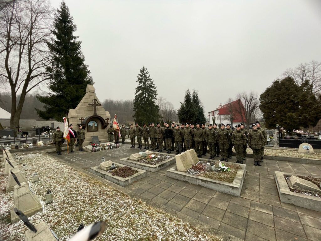 Młodzież należąca do ZS "Strzelec" Limanowa na cmentarzu w Limanowej na kwatery wojskowe