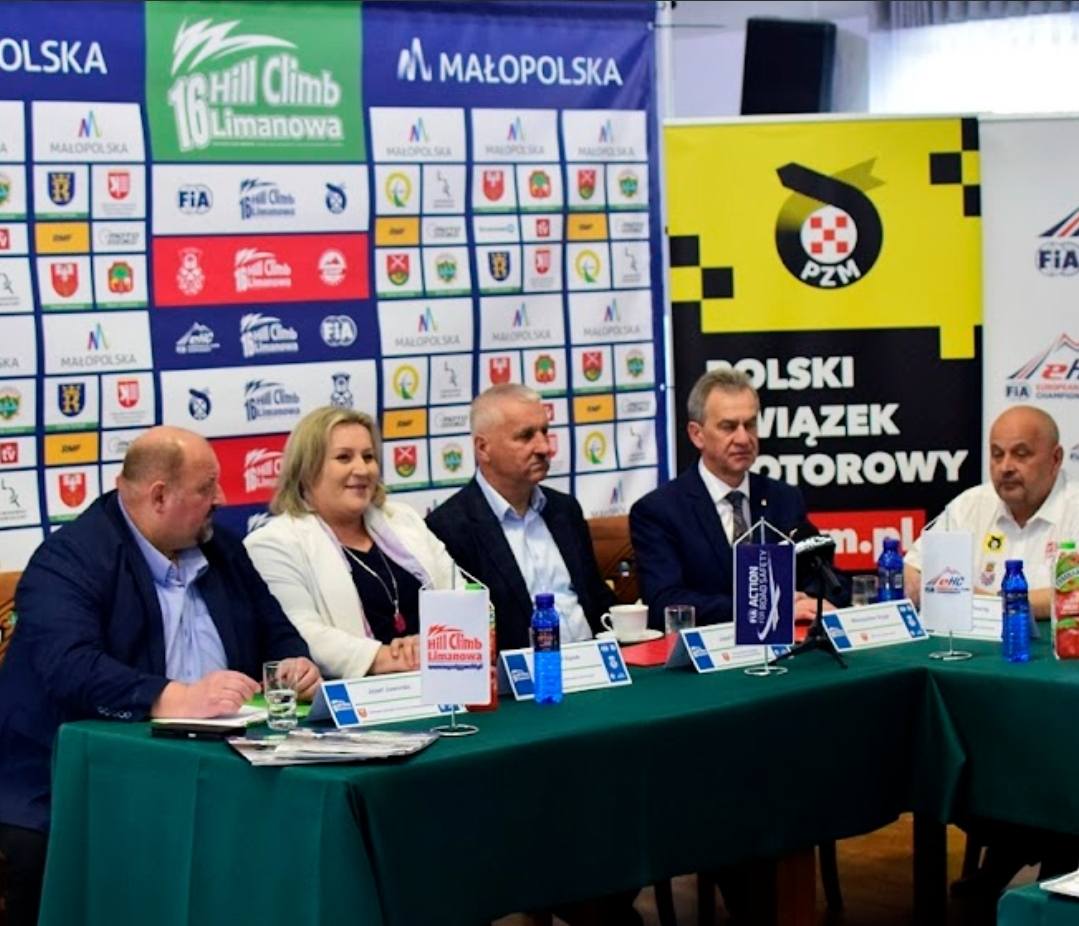 Józef Jaworski, Ewa Filipiak, Józef Pietrzak i Mieczysław Uryga na spotkaniu organizacyjnym w związku z Międzynarodowy Wyścig Górski Limanowa - Przełęcz pod Ostrą