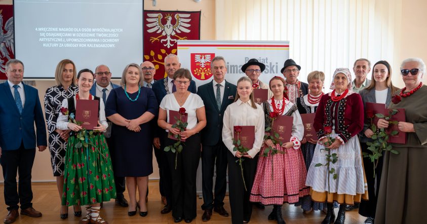 Podczas X sesji Rada Powiatu uhonorowała osoby zasłużone w kulturze i sporcie