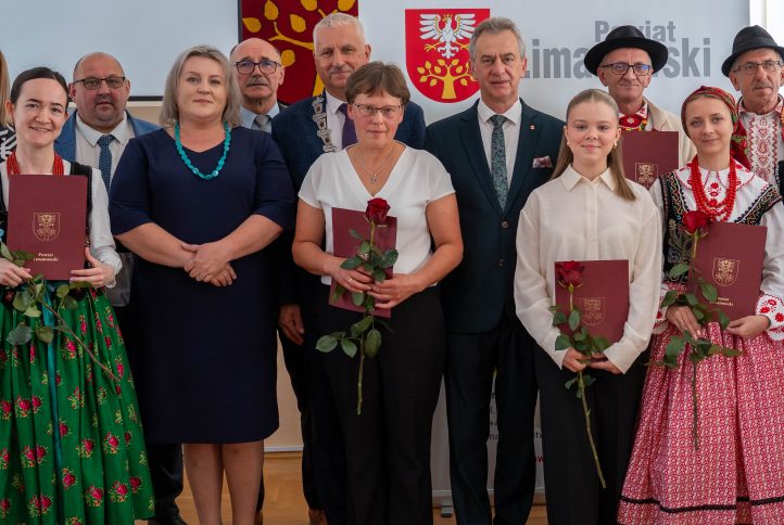 Podczas X sesji Rada Powiatu uhonorowała osoby zasłużone w kulturze i sporcie