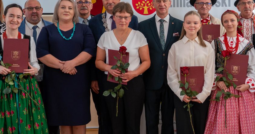 Podczas X sesji Rada Powiatu uhonorowała osoby zasłużone w kulturze i sporcie