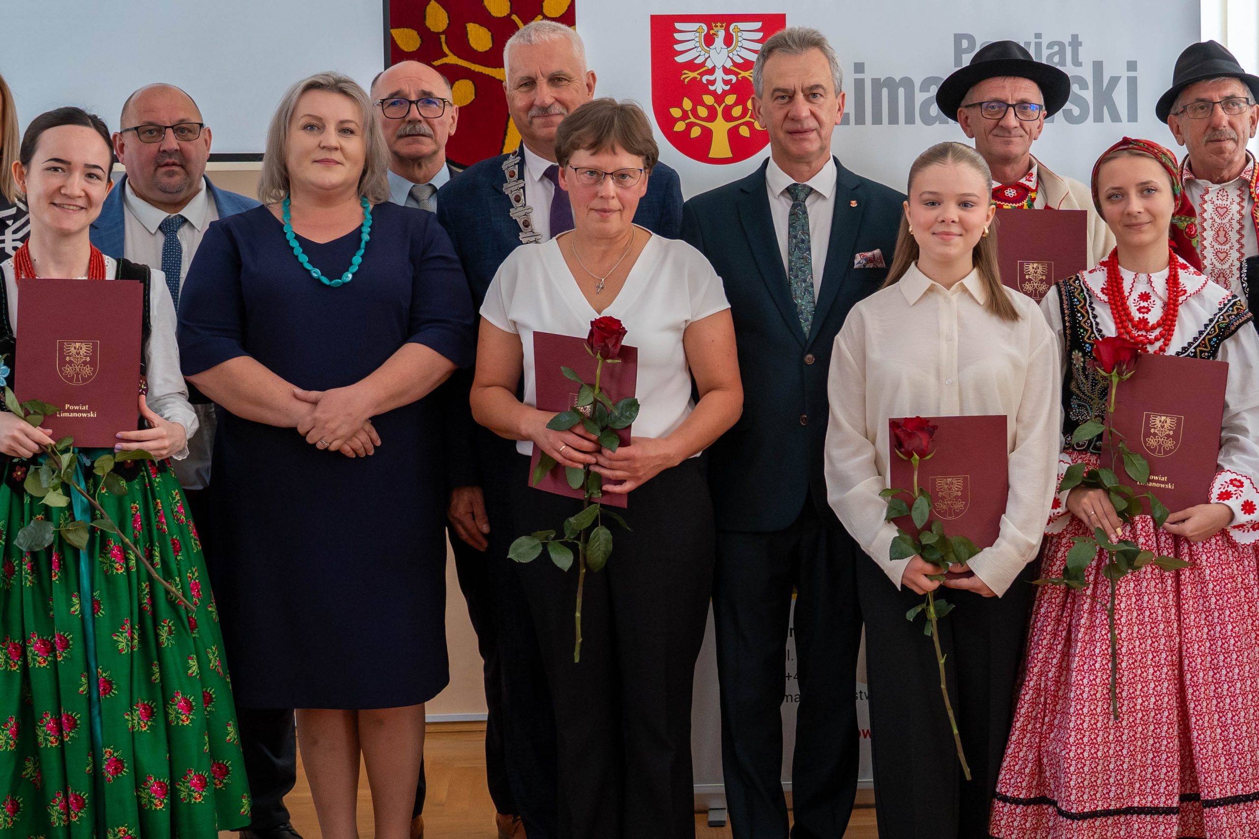 Podczas X sesji Rada Powiatu uhonorowała osoby zasłużone w kulturze i sporcie