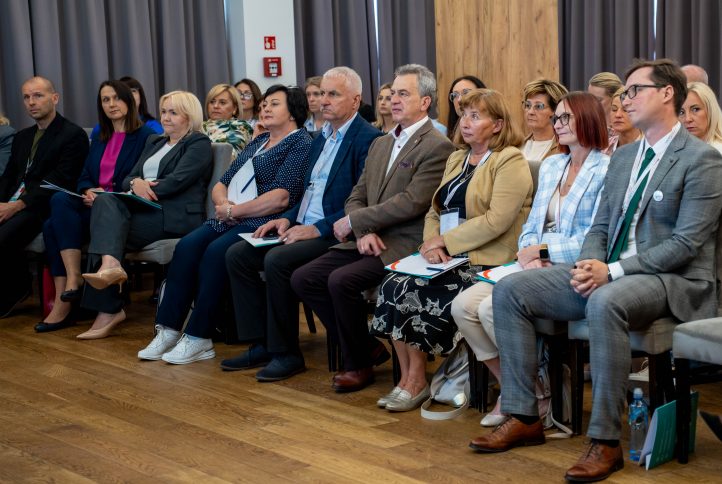 Powiatowa konferencja pn. Za zamkniętymi drzwiami: Przemoc Domowa a dobrostan psychiczny – wyzwania i modele interwencji w pracy specjalistów