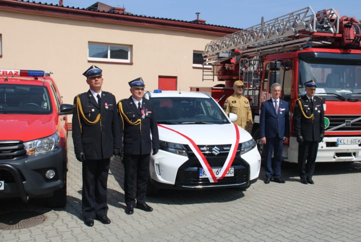 Mieczysław Uryga wraz z strażakami przy pojazdach Straży Pożarnej