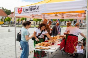 Panie z KGW Gosposie z Mszany Dolnej razem z Józefem Jaworskim, Mieczysławem Urygą i Józefem Pietrzakiem