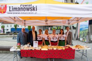 Panie z KGW Gosposie z Mszany Dolnej razem z Józefem Jaworskim, Mieczysławem Urygą i Józefem Pietrzakiem