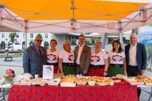 Panie z KGW Gosposie z Mszany Dolnej razem z Józefem Jaworskim, Mieczysławem Urygą i Józefem Pietrzakiem