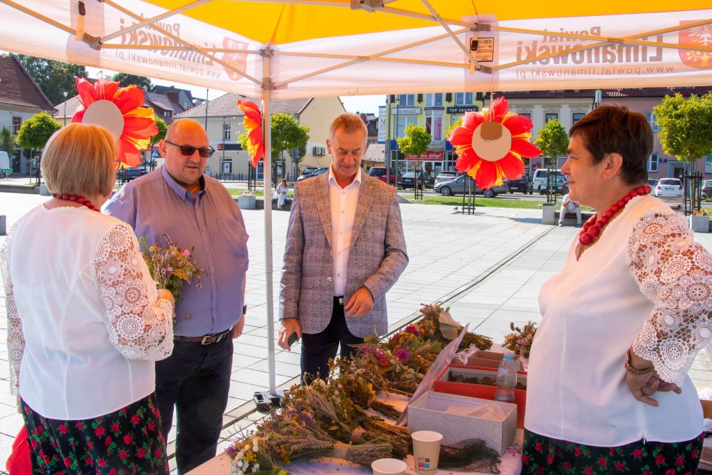 Mieczysław Uryga, Józef Jaworski i Panie z Stowarzyszenia Seniorów "Tradycja" z Męciny