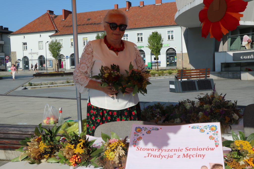 Pani z Stowarzyszenia Seniorów "Tradycja" z Męciny