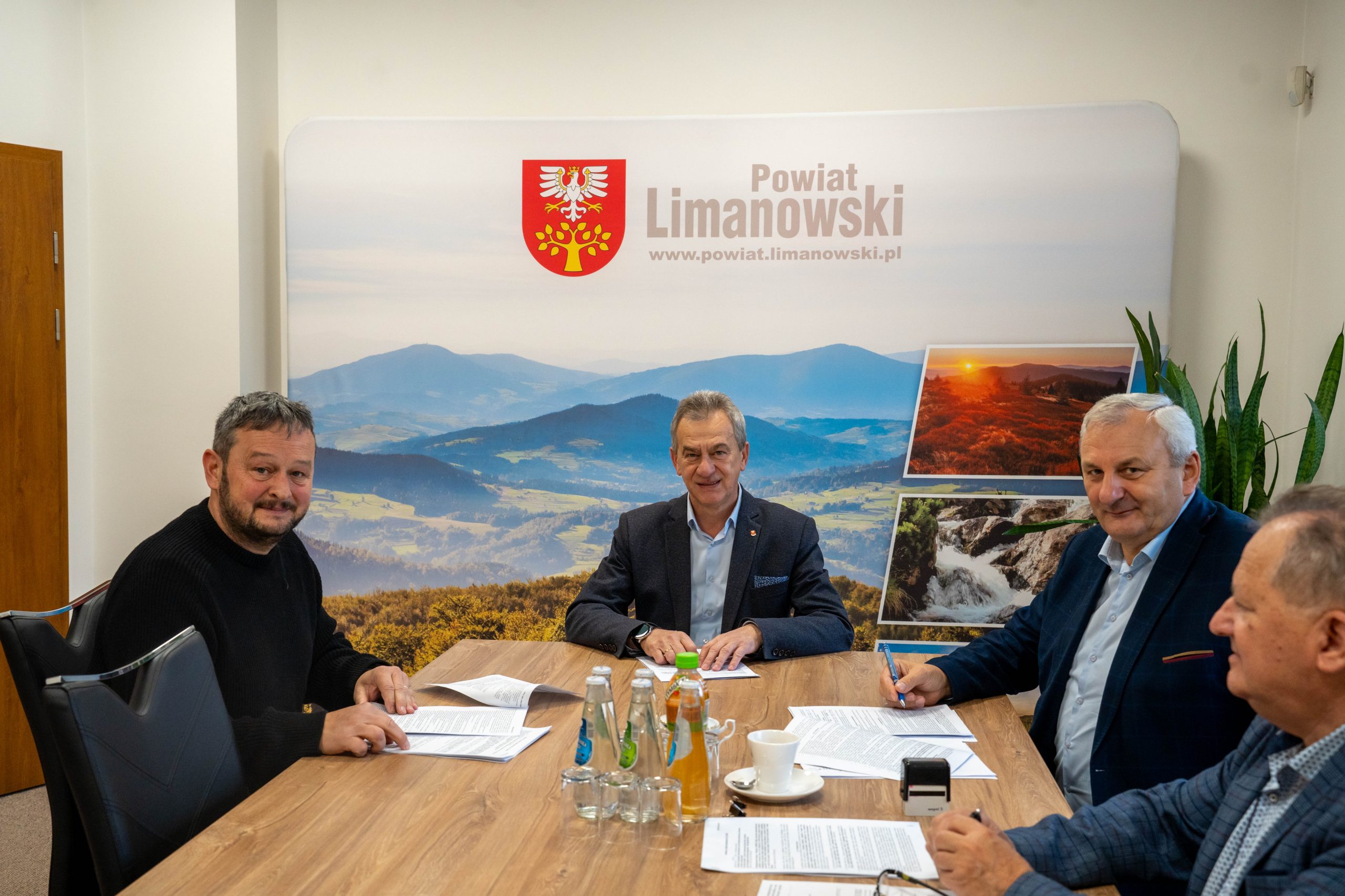 Podpisanie umowy na przebudowę drogi powiatowej w Tymbarku