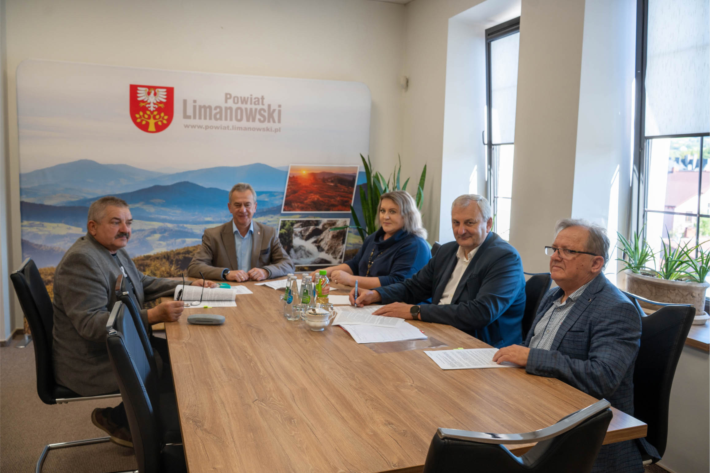 Podpisanie umowy na wykonanie robót drogowych – naprawczych na terenie Powiatu Limanowskiego w obecności Zarządu Powiatu Limanowskiego, Dyrektora Powiatowego Zarządu Dróg oraz Głównego Księgowego PZD