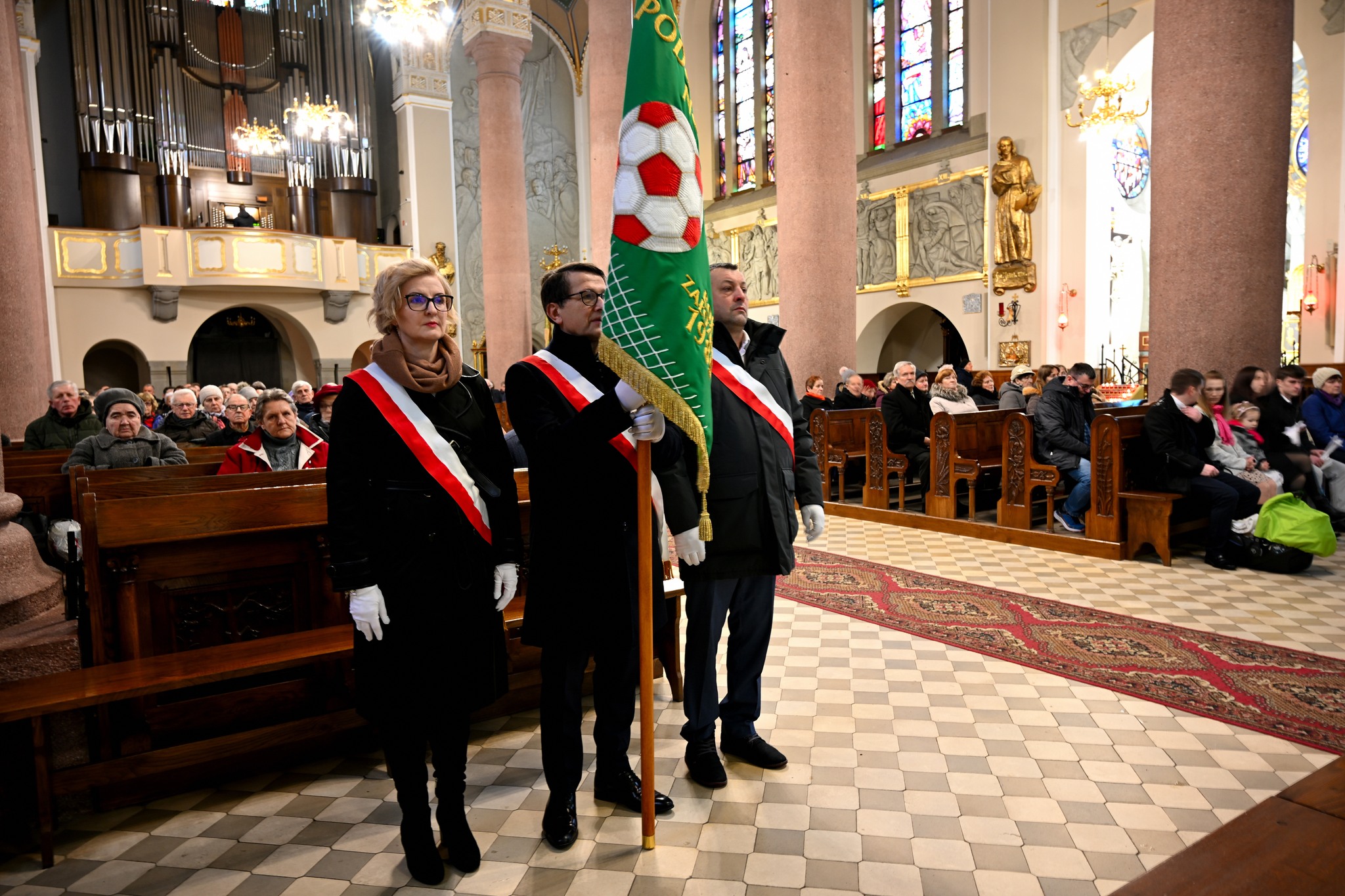 Poczet sztandarowy Limanowskiego Podokręgu Piłki Nożnej