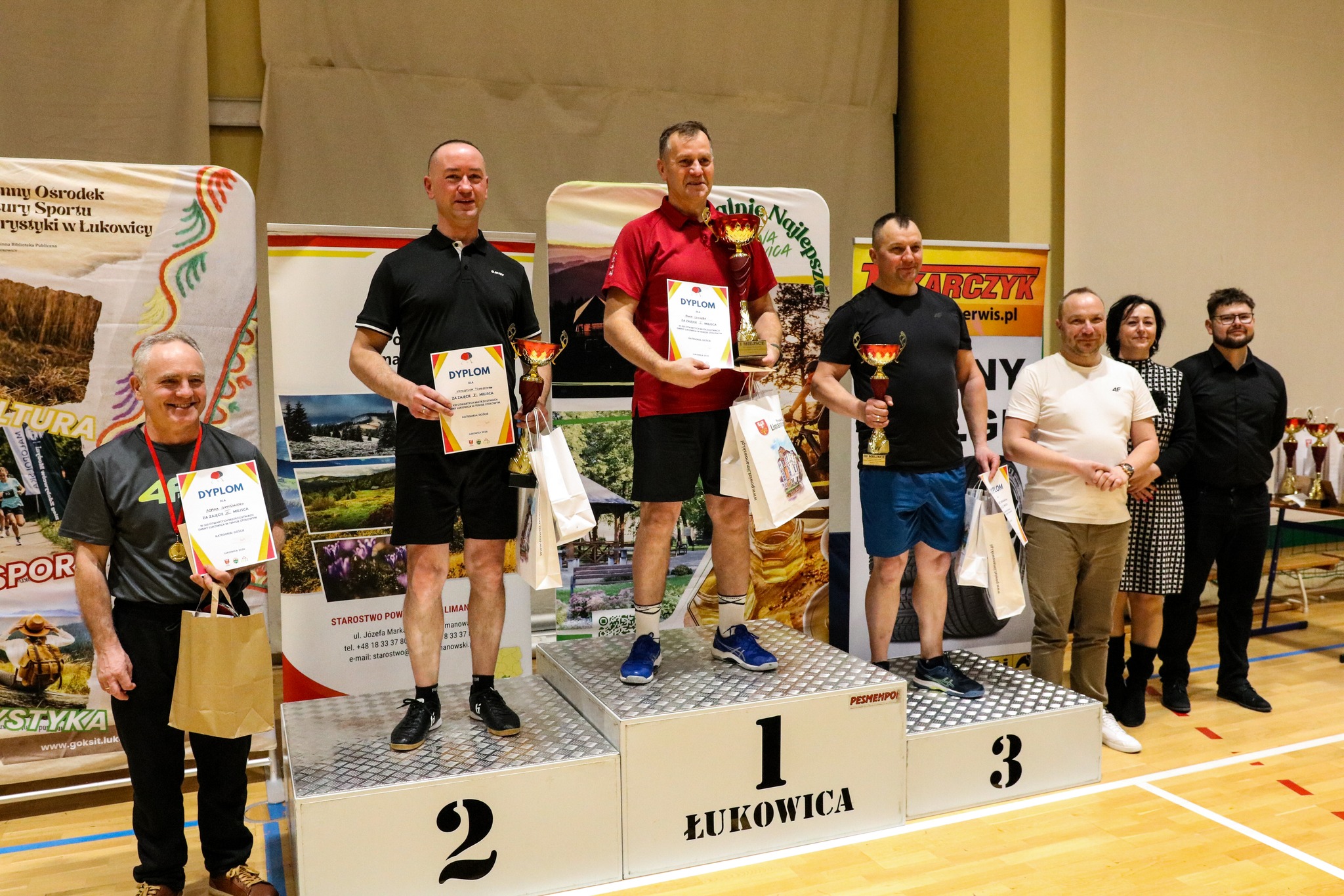 XIII Otwarte Mistrzostwa Gminy Łukowica w Tenisie Stołowym 2026 - dekoracja laureatów, zawodnicy na podium