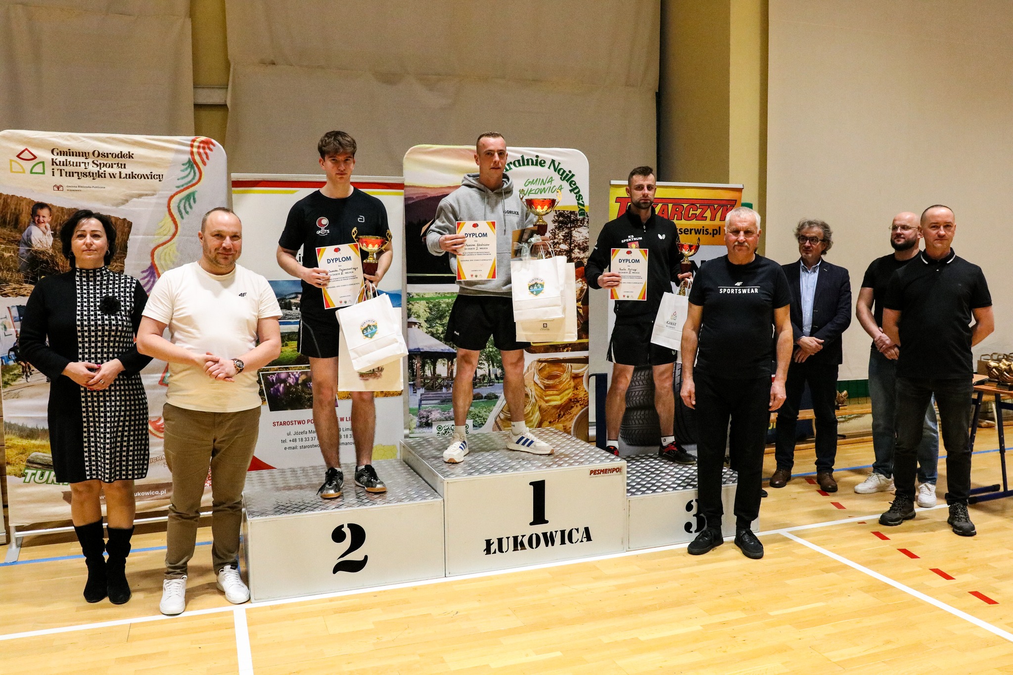 XIII Otwarte Mistrzostwa Gminy Łukowica w Tenisie Stołowym 2026 - dekoracja laureatów, zawodnicy na podium