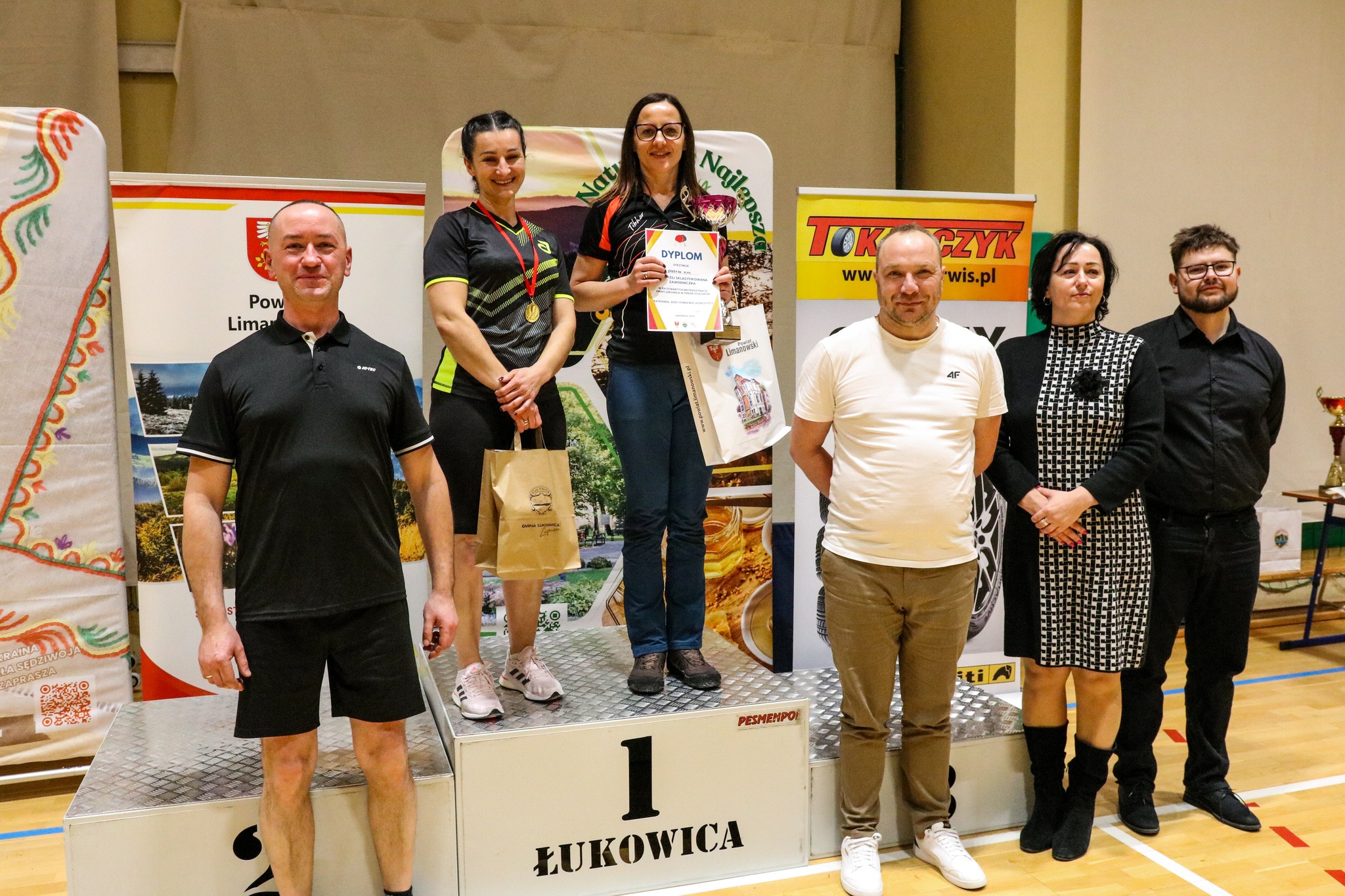 XIII Otwarte Mistrzostwa Gminy Łukowica w Tenisie Stołowym 2026 - dekoracja laureatów, zawodnicy na podium 2