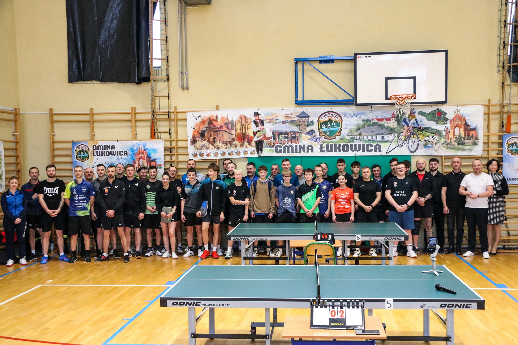 XIII Otwarte Mistrzostwa Gminy Łukowica w Tenisie Stołowym 2026 - uczestnicy na wspólnej fotgrafii