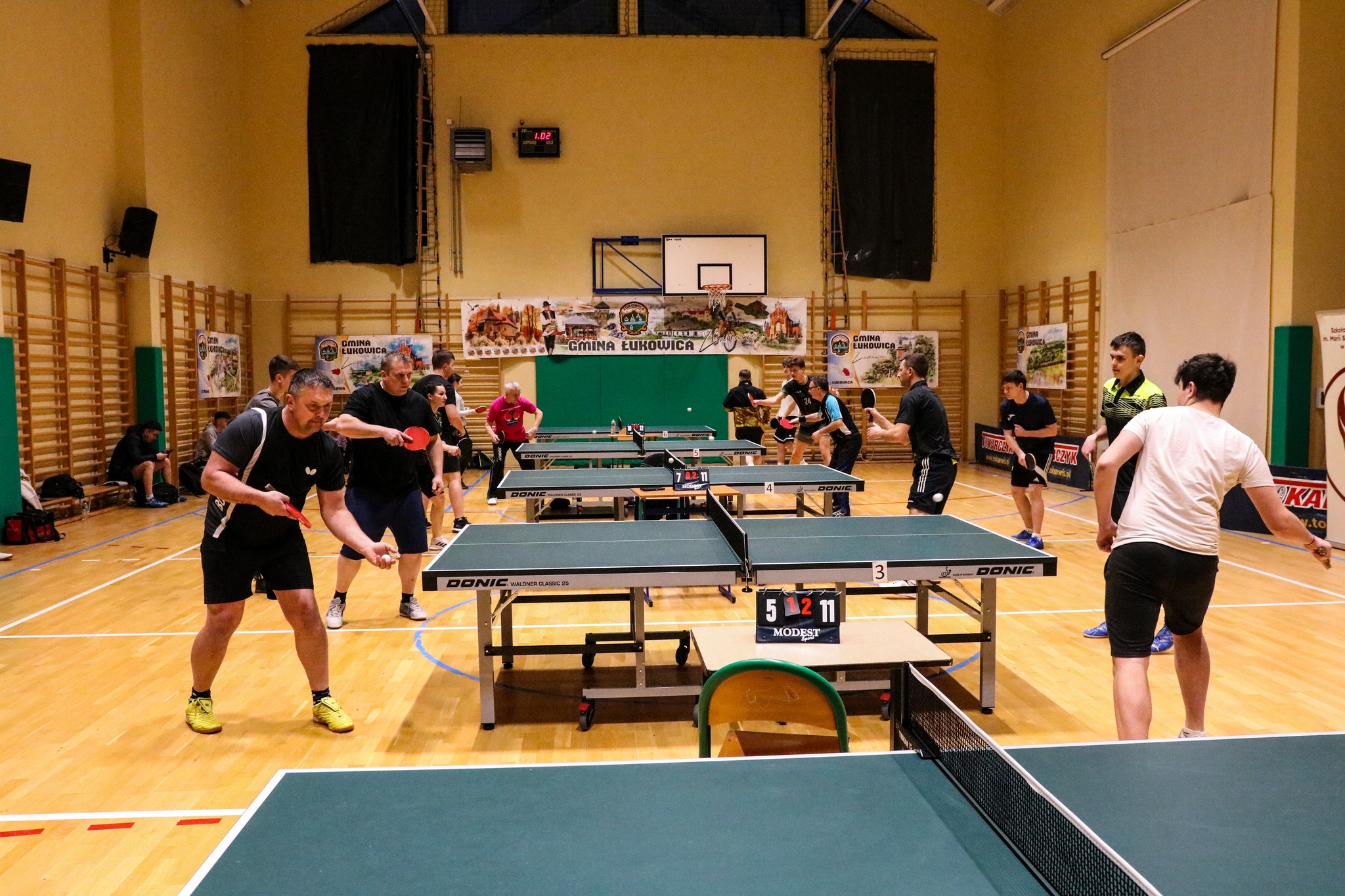 XIII Otwarte Mistrzostwa Gminy Łukowica w Tenisie Stołowym - uczestnicy w trakcie zawodów
