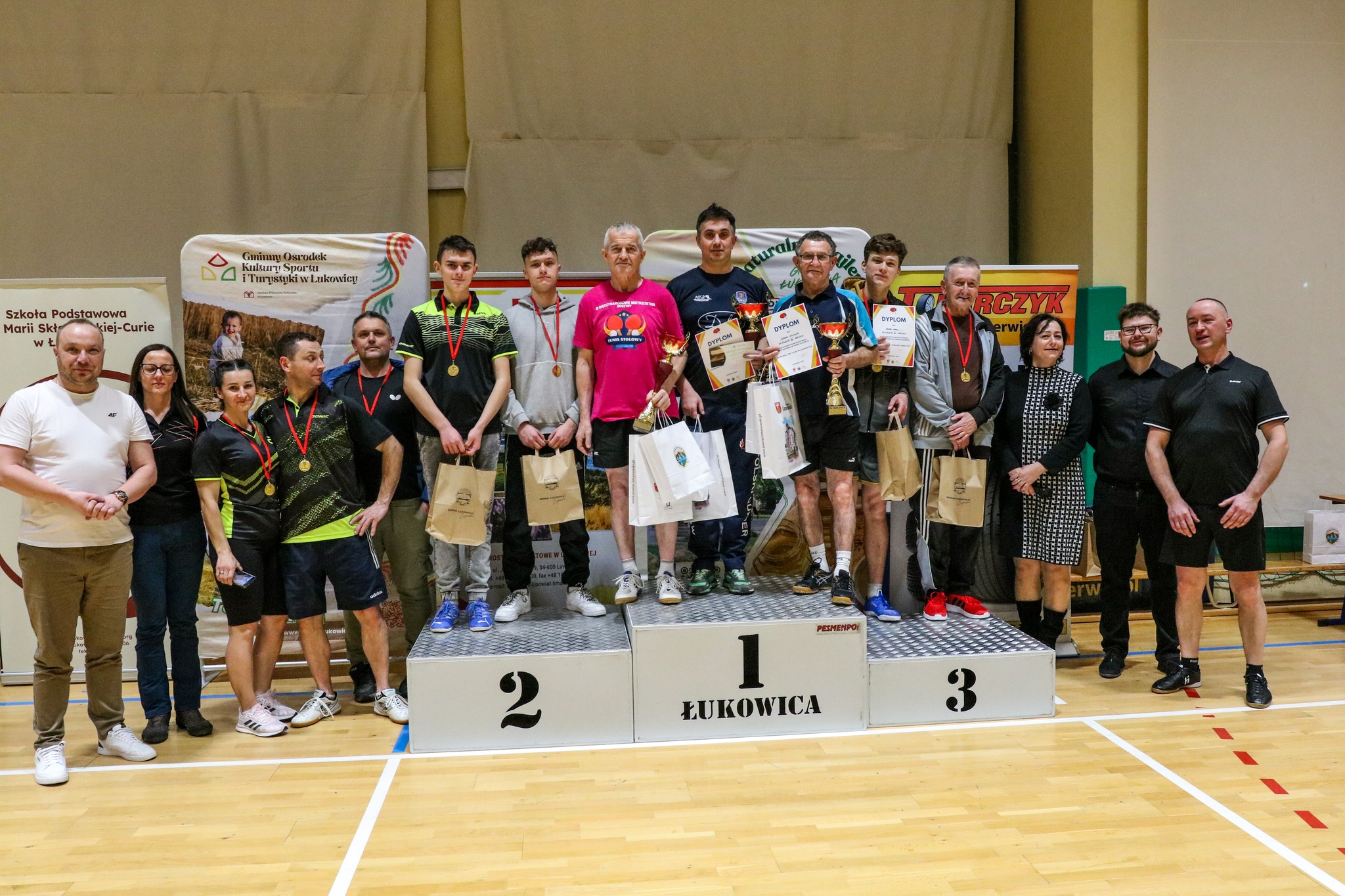 XIII Otwarte Mistrzostwa Gminy Łukowica w Tenisie Stołowym 2026 - dekoracja laureatów, zawodnicy na podium 3